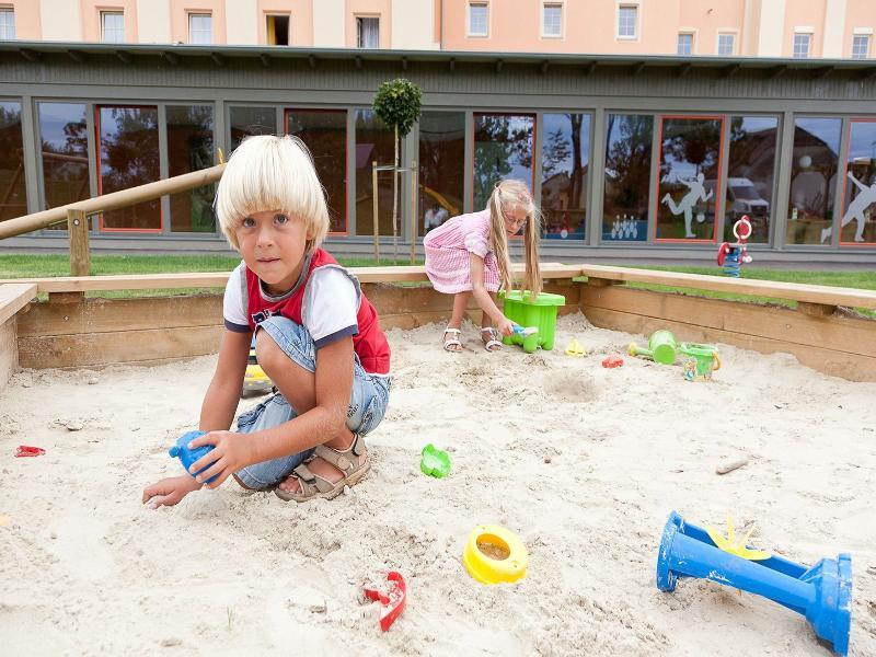 Jufa Hotel Weinviertel - Eselsmuehle Seefeld-Kadolz Extérieur photo